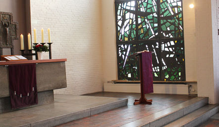 Ev.-Luth. Kirche Tornesch - Altar - Copyright: Hans-Peter Böttcher / Kirchengemeinde Tornesch