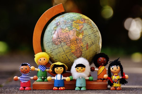 internationale kids vor Globus - Copyright: pixabay/Alexas_Fotos